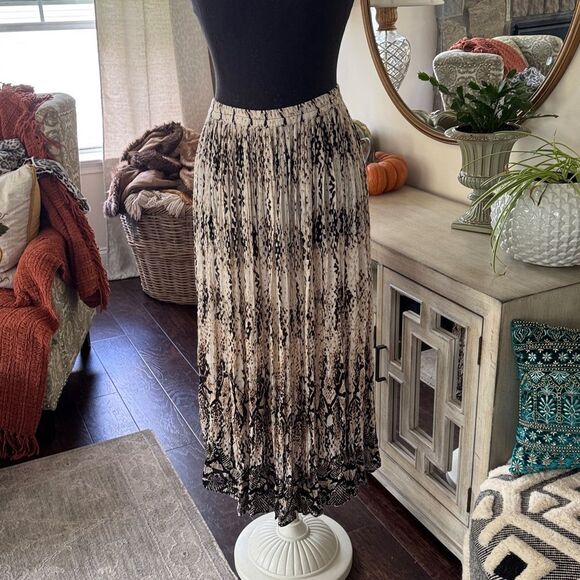 Chic Black and Tan Pleated Skirt size small - Picture 1 of 4